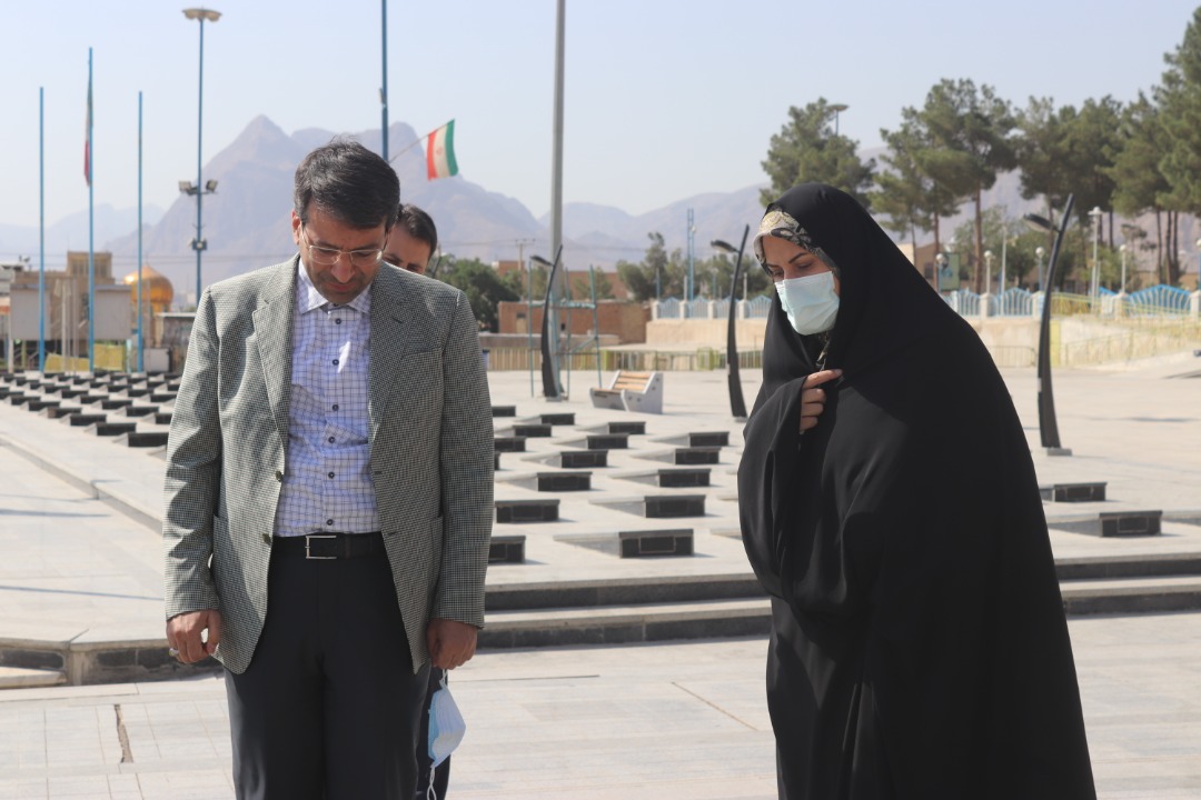 ادای احترام دکتر محمد رضوانی فر به شهدای شهرستان شهررضا و دهاقان