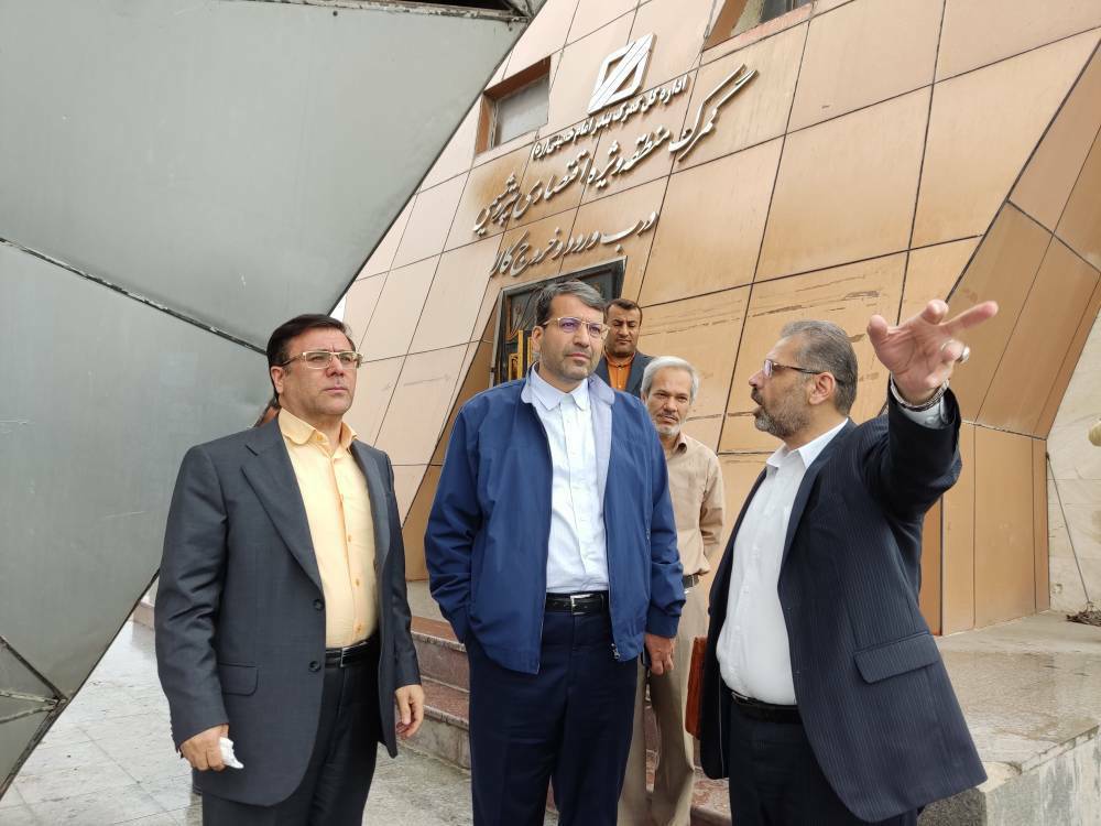 معاون وزیر اقتصاد و رئیس کل گمرک ایران در دومین سفر استانی و بازدید از گمرکات کشور در سال ۱۴۰۲ صبح امروز از گمرک بندر امام خمینی (ره) و گمرک منطقه ویژه اقتصادی پتروشیمی این بندر بازدید کرد.