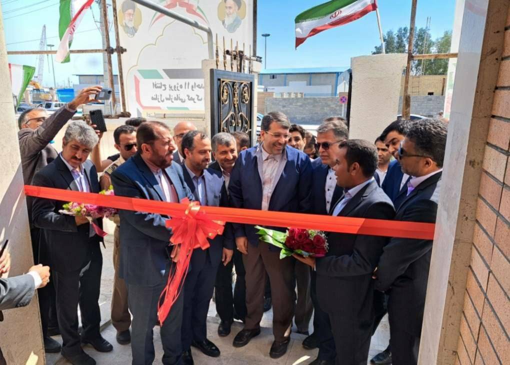 پروژه ۱۱ واحدی منازل سازمانی گمرک دیر با حضور وزیر امور اقتصادی و دارایی، معاون وزیر اقتصاد و رئیس کل گمرک ایران، ناظر گمرکات استان و مدیرکل گمرک بوشهر و تنی چند از مسئولین استانی و شهرستانی مورد بهره برداری قرار گرفت.