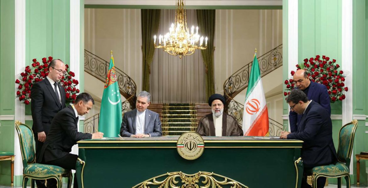 امضای سند جامع اقدام مشترک گمرکی بین روسای کل گمرک ایران و ترکمنستان در حضور رئیس جمهور