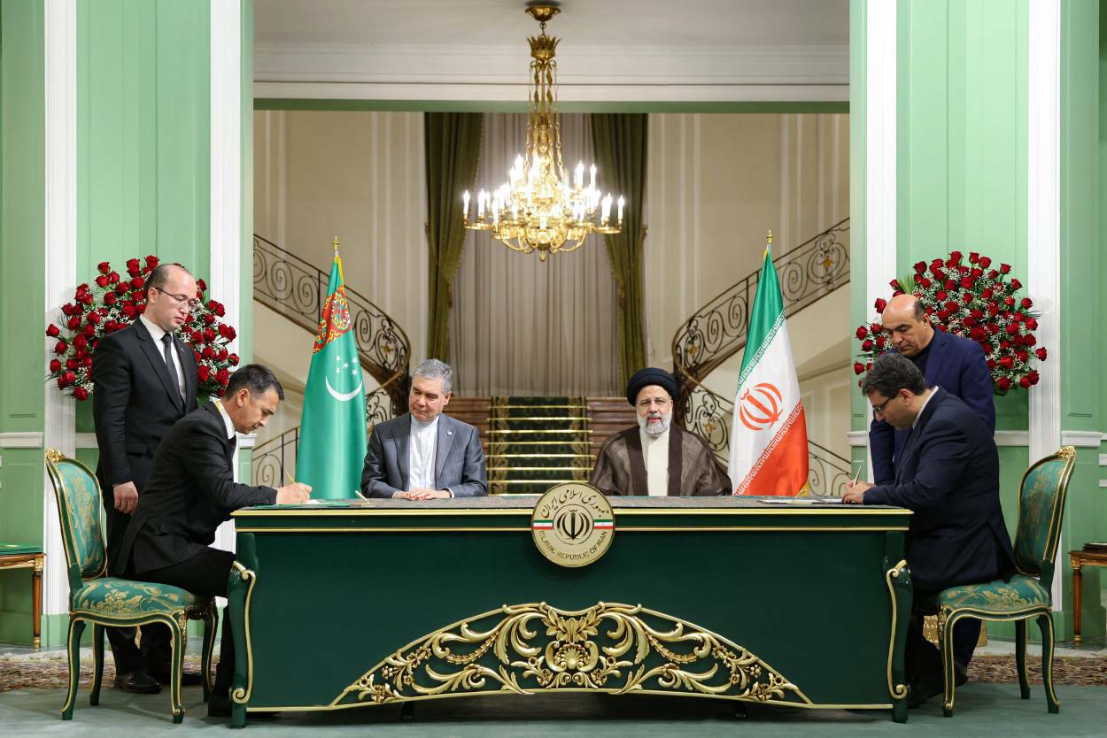 امضای سند جامع اقدام مشترک گمرکی بین روسای کل گمرک ایران و ترکمنستان در حضور رئیس جمهور