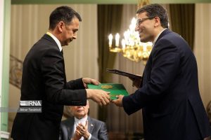 امضای سند جامع اقدام مشترک گمرکی بین روسای کل گمرک ایران و ترکمنستان در حضور رئیس جمهور