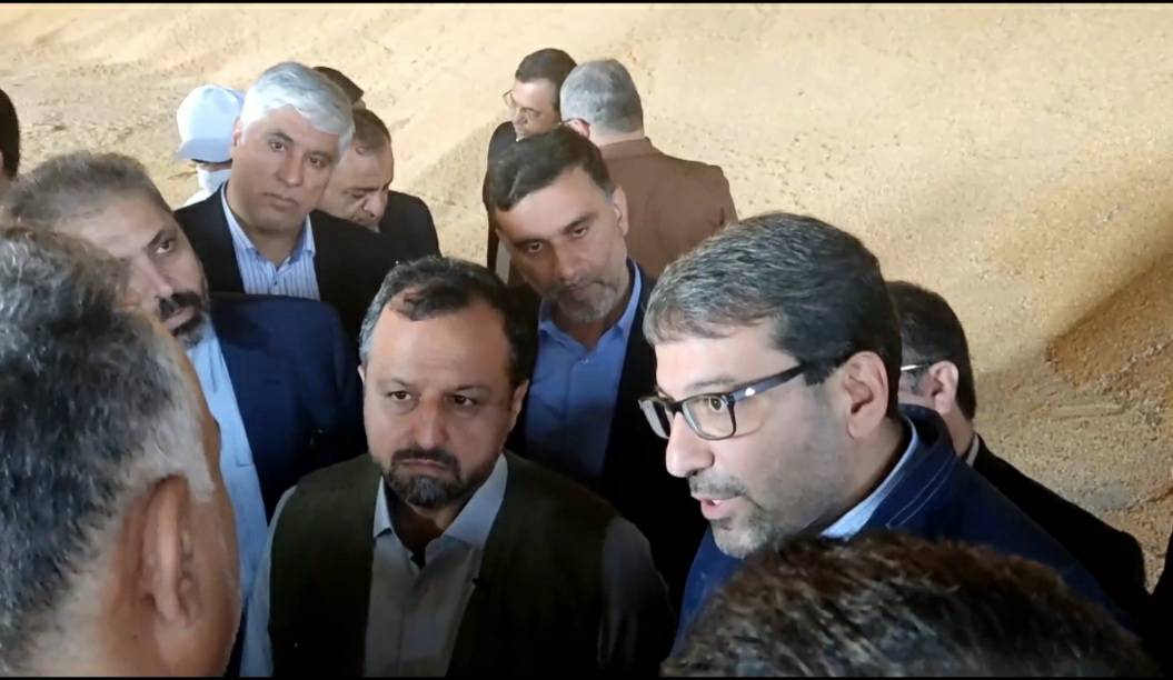 معاون وزیر اقتصاد و رئیس کل گمرک ایران در بازدید از بندر امام خمینی (ره) و در جمع واردکنندگان کالاهای اساسی گفت: ترخیص کالاهای اساسی با کاهش حقوق ورودی از ۴ به یک درصد و تعیین تکلیف شدن سود بازرگانی، تسهیل شده است.