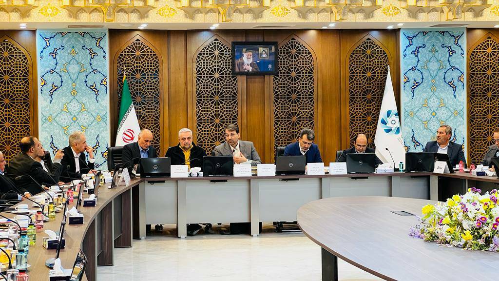 نشست معاون وزیر اقتصاد و رئیس کل گمرک ایران با فعالان اقتصادی اصفهان در محل اتاق بازرگانی این استان