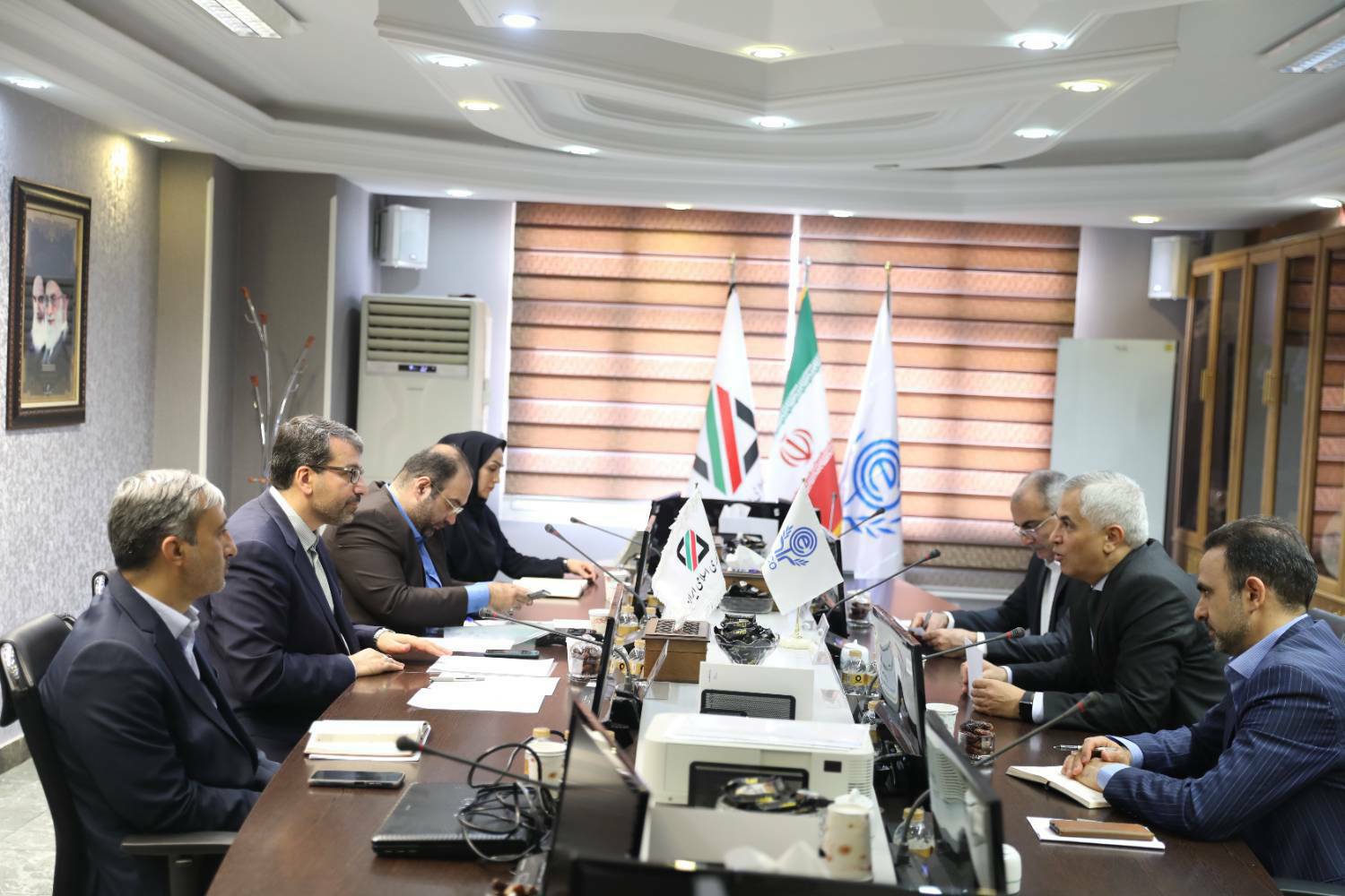 معاون وزیر اقتصاد و رئیس کل گمرک ایران در دیدار دبیرکل اکو عنوان کرد صادرات ۱۳ میلیارد دلاری ایران به کشورهای عضو اکو در سال ۱۴۰۱